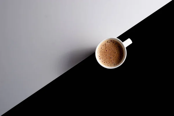 Una Taza Con Mucho Espacio Trabajo Sobre Fondo Blanco Negro — Foto de Stock