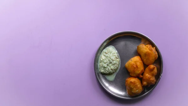 India Deliciosa Profunda Frita Mysore Bonda Con Chutney Para Una — Foto de Stock