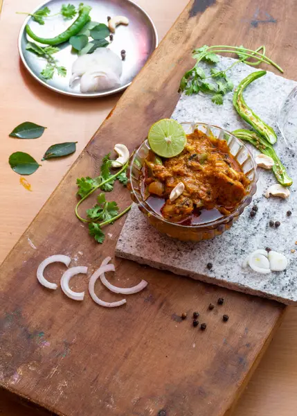 Frango Tikka Masala Uma Tigela Focada Masala Manteve Fundo Fora — Fotografia de Stock