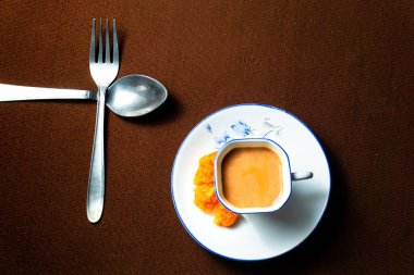 Güney Hindistan 'dan organik ve sağlıklı ev yapımı sütlü çay ve masada hurma şekeri.