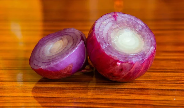 Gezonde Biologische Uienstukken Tafel Gehouden — Stockfoto