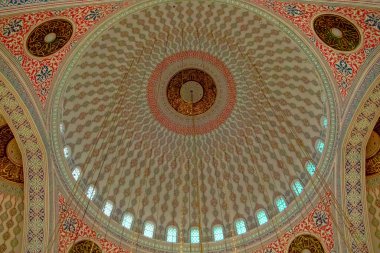 Ankara 'daki Kocatepe Camii' nin kubbesindeki Arapça Kaligrafi ile karıştırılmış renkli İslami desenler ve süsler. İslam Sanatı, Mimarlık ve Stlye camiinin içinde. 