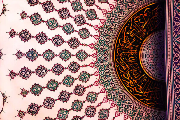 Золотая арабская каллиграфия Суры Ат-Тауба (9: 18) на черном фоне в сочетании с тонкой детальной росписью стен состоит из красочных исламских узоров.