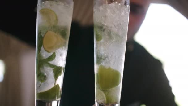 Man Mengt Transparante Alcohol Ijs Cocktail Met Citroenen Slow Motion — Stockvideo