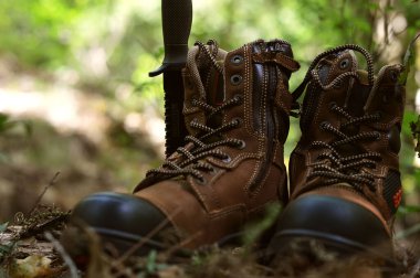 Bir çift kahverengi yürüyüş botu ya da günlük çalışma