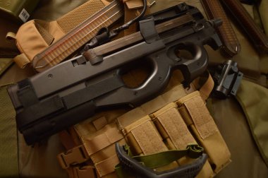 FN p90 saldırı tüfeği yükleme hazır.