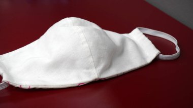 Beyaz koruyucu yüz maskesi