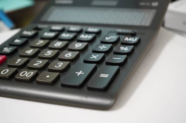 Masadaki siyah hesap makinesi