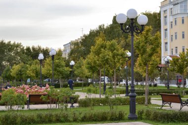 Yekaterinburg şehri Eylül 2020. Parktaki sokak.