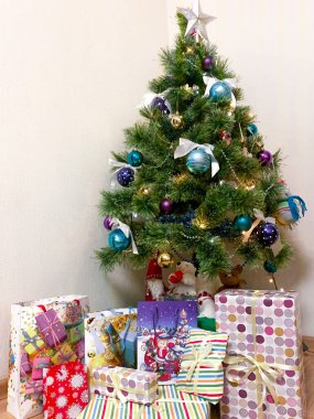 Hediyeler ve yanan ışıklarla Noel ağacı