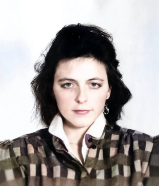 Dnepropetrovsk, Ukrayna SSR, SSCB - takriben 1986: Uzun saçlı güzel bir esmerin klasik portresi. Retro fotoğrafçılık.