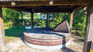 Antika öğütücü, Slovakya 'da ahşap bir çatı altında bir dal öğütücü. Yakın plan..