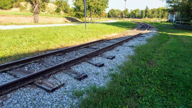 Uzağa uzanan bir demiryolu hattı. Eski demiryolu rayları ve uykucular.