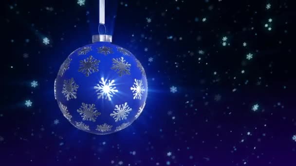 Blaue Christbaumkugel Rotiert Auf Einem Hintergrund Fallenden Schnees Schleifenbewegung — Stockvideo