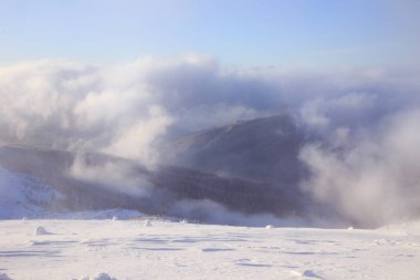Hoverla çevresinin heyecan verici manzarası. Ukrayna Karpat Dağları
