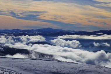 Hoverla çevresinin heyecan verici manzarası. Ukrayna Karpat Dağları