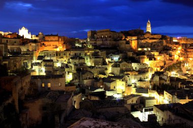 Antik şehir Matera (Sassi di Matera) gece - Basilicata, Güney İtalya, Avrupa kültür başkenti 2019 