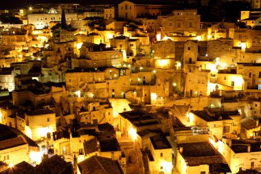 Antik şehir Matera (Sassi di Matera) gece - Basilicata, Güney İtalya, Avrupa kültür başkenti 2019 