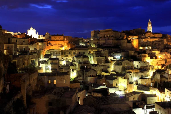 Antik şehir Matera (Sassi di Matera) gece - Basilicata, Güney İtalya, Avrupa kültür başkenti 2019 