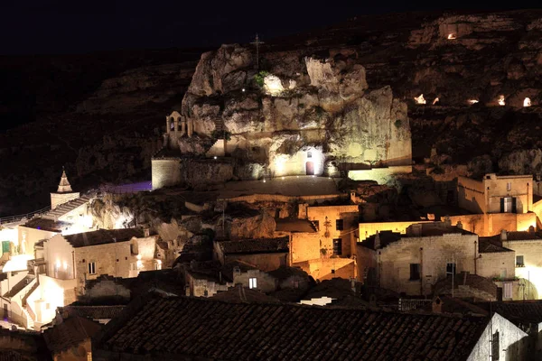 Gece - antik şehir Matera (Sassi di Matera), Basilicata, Güney İtalya, Avrupa kültür başkenti 2019 Santa Maria di Idris Kilisesi