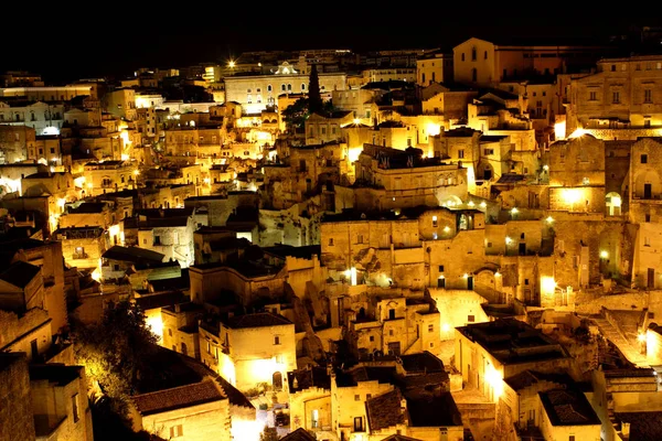 Antik şehir Matera (Sassi di Matera) gece - Basilicata, Güney İtalya, Avrupa kültür başkenti 2019 