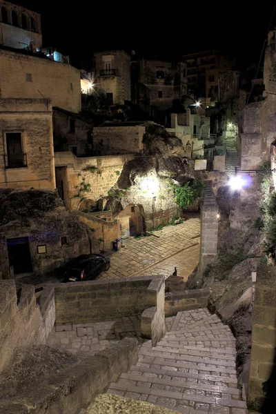 Antik şehir Matera (Sassi di Matera) gece - Basilicata, Güney İtalya, Avrupa kültür başkenti 2019 