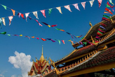 Budist tapınağında renkli pankartlar