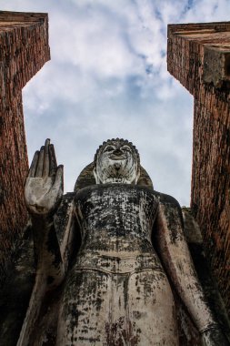 Budist heykelinin eski harabeleri