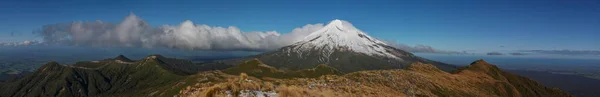 Panoramische Eenzame Besneeuwde Berg — Stockfoto