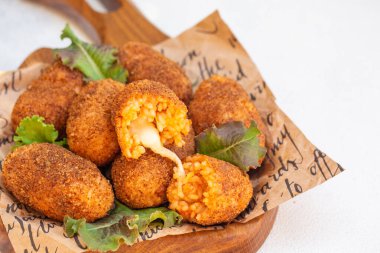 Mozarella peyniri ve bol yağda kızartılmış pirinç topları. Kapatın. Boşluğu kopyala.