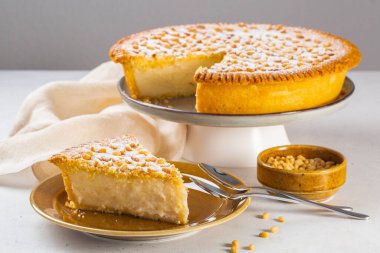 Çam fıstıklı kremalı kek. Geleneksel İtalyan pastası - torta della nonna ya da büyükannenin pastası. Toskana pastası..