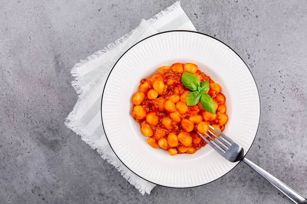 Gnocchi Domates Soslu Patates Köftesi Talyan Yemeği Fesleğenle Süslenmiş Gri — Stok fotoğraf