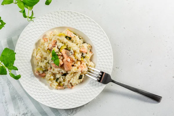 Hausgemachtes Risotto Mit Lachs Und Zucchini — Stockfoto