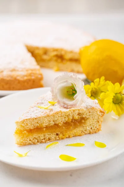 Кусок Пирога Лимонным Творогом Украшенный Цветами Вертикальное Фото — стоковое фото
