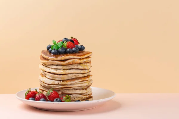 Stack Pancakes Honey Strawberries Blueberries Copy Space Text Box Peach — Stock Photo, Image