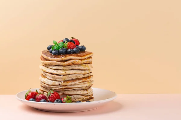 Bunt Pannkakor Med Honung Jordgubbar Och Blåbär Kopiera Utrymme Textruta — Stockfoto