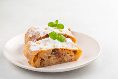 Kuru üzüm, fıstık ve tarçınlı elmalı turta. Güney Tyrol tarifi. Hafif arkaplan. Uzayı kopyala Asgari.