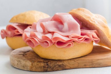 Mortadella ile sandviç. Bolonya 'dan dilimlenmiş mortadella. Büyük bir İtalyan sosisi ya da etli öğle yemeği. Tipycal İtalyan ekmeği - La Rosetta.