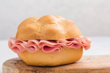 Mortadella ile geleneksel sandviç. Bolonya 'dan dilimlenmiş mortadella. Büyük bir İtalyan sosisi ya da etli öğle yemeği. Tipycal İtalyan ekmeği - La Rosetta.