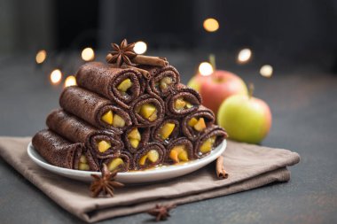 Çikolatalı krep ve tarçınlı elmalı turta. Ev yapımı. Beyaz arkaplan.