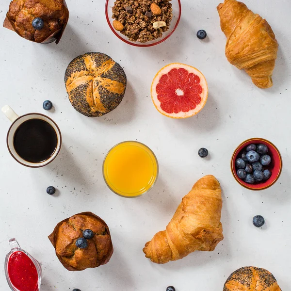 Modern Continentaal Ontbijt Bovenaanzicht Koffie Sinaasappelsap Melk Papaverzaadbroodjes Bosbessenmuffins Croissants — Stockfoto