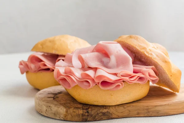 Mortadella ile sandviç. Bolonya 'dan dilimlenmiş mortadella. Büyük bir İtalyan sosisi ya da etli öğle yemeği. Tipycal İtalyan ekmeği, La Rosetta. Boşluğu kopyala.