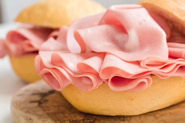 Sandwich Con Mortadella Mortadella Affettata Bologna Una Grande Salsiccia Italiana — Foto Stock