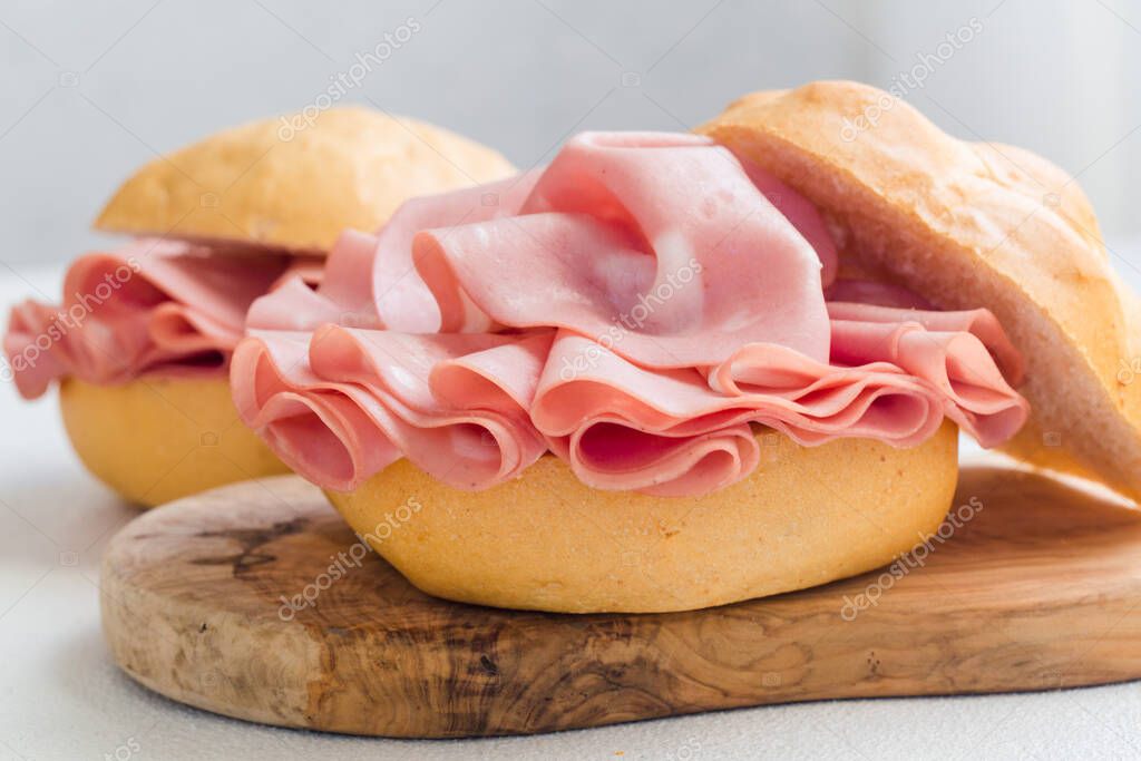 Sandwich con mortadela. La mortadela cortada en rodajas de Bolonia la