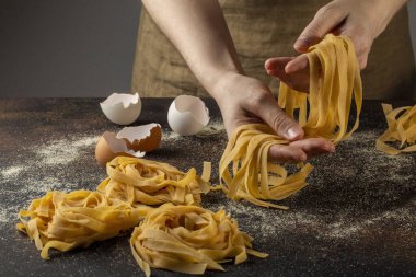 İtalyan makarnası yapan kadına yakın çekim - tagliatelle.