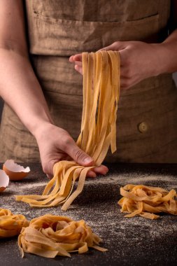 İtalyan makarnası yapan kadına yakın çekim - tagliatelle.