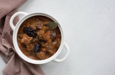 Esik Fleisch. Damson erikli ve baharatlı biftek güveci. İsrail yemeği. Üst Manzara. Boşluğu kopyala.