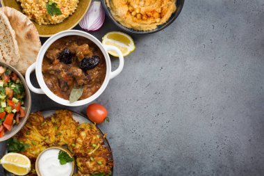 İsrail mutfağı: esik fleisch - Damson erikli ve baharatlı sığır güveci, humus, patates latkeki, ptitim veya 