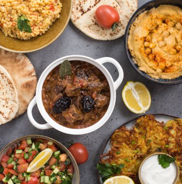 İsrail mutfağı: esik fleisch - Damson erikli ve baharatlı sığır güveci, humus, patates latkeki, ptitim, 