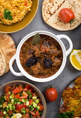 İsrail mutfağı: esik fleisch - Damson erikli ve baharatlı sığır güveci, humus, patates latkeki, ptitim, 